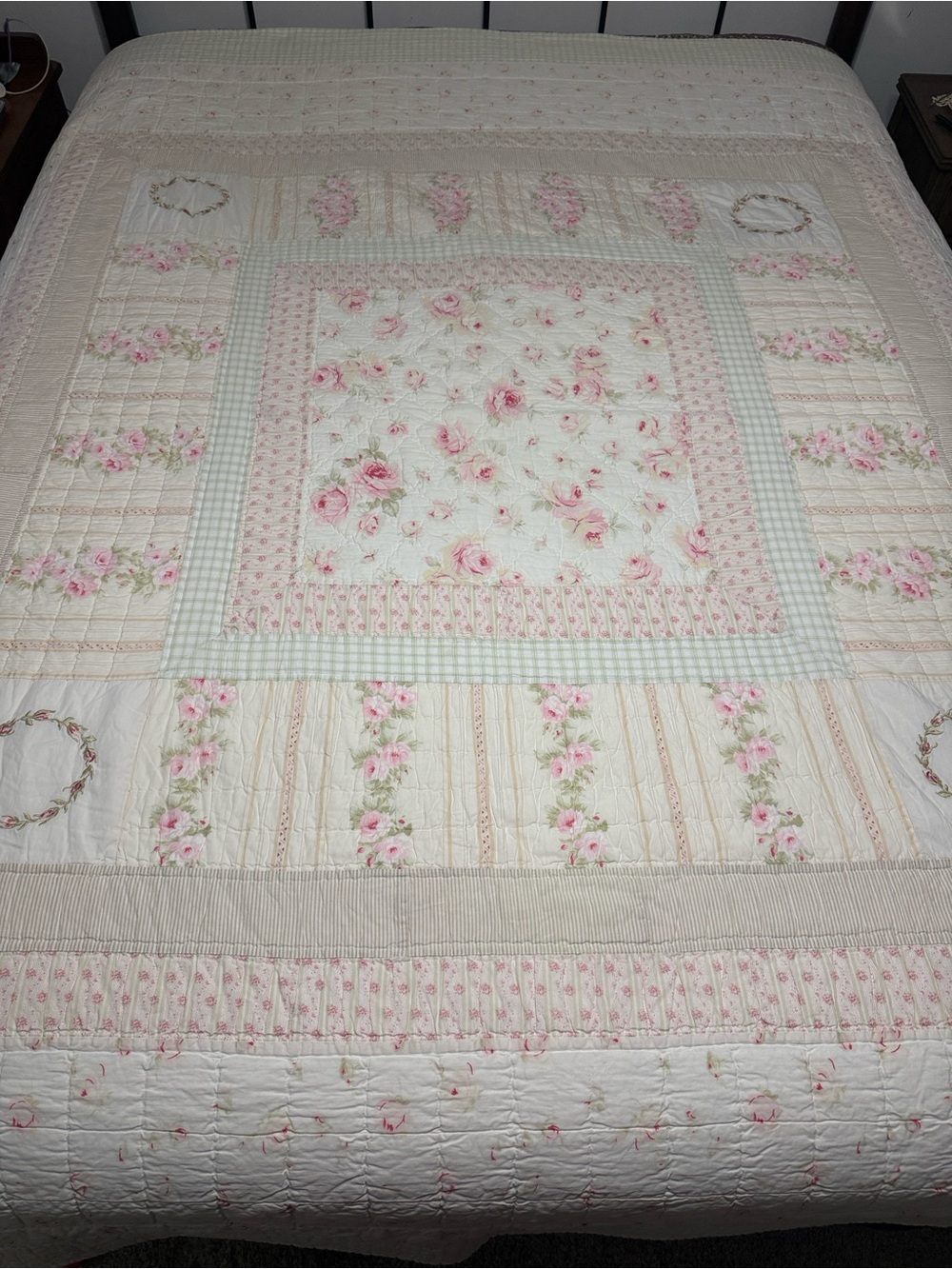 Vintage-style shabby chic pink & green floral rose patchwork quilt. full/queen - Picture 2 of 13